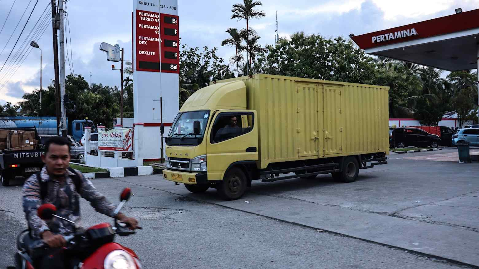 Xếp hàng 10 tiếng chưa chắc đã đổ được xăng, mất điện triền miên cả tuần: Chuyện gì đang diễn ra tại nền kinh tế lớn nhất Đông Nam Á?- Ảnh 1.