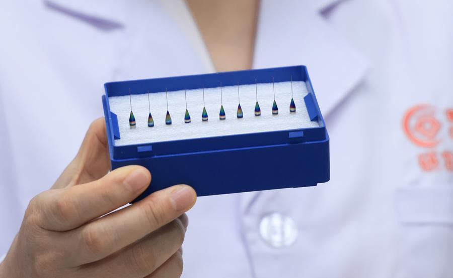 Phát hiện nữ công nhân bỏ học năm 16 tuổi, nay sở hữu hơn 320.000 tỷ đồng nhờ theo đuổi thứ nhỏ hơn sợi tóc trong ngành điện tử- Ảnh 2.