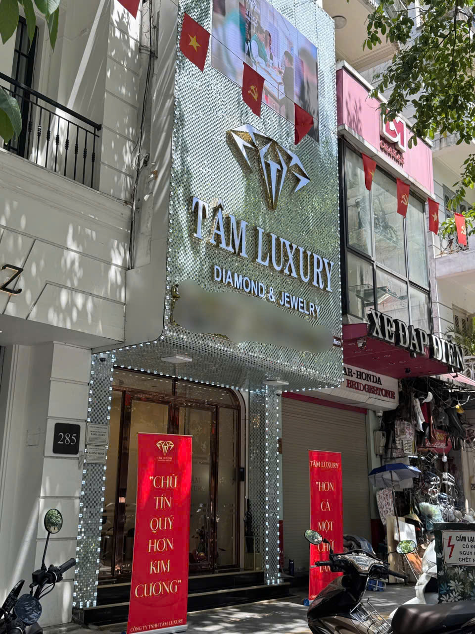 Từ “cơn sốt” đến “cơn lạnh”: Thị trường kim cương Việt Nam lao đao vì làn sóng bán tháo, nhiều cửa hàng "hấp hối"- Ảnh 1.