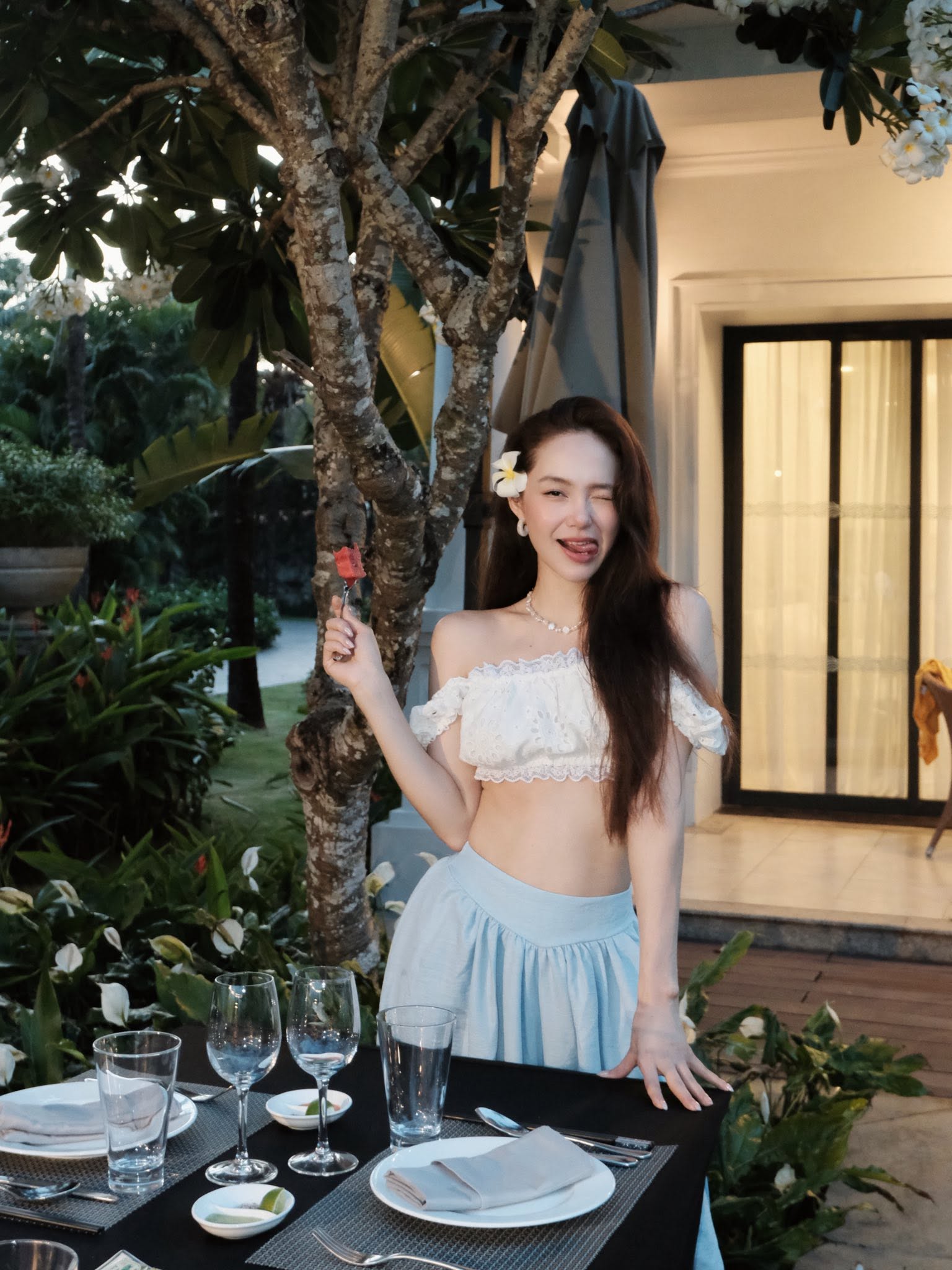 Nhan sắc nóng bỏng của nữ nghệ sĩ sinh con trai cho đại gia dệt may - Ảnh 2.
