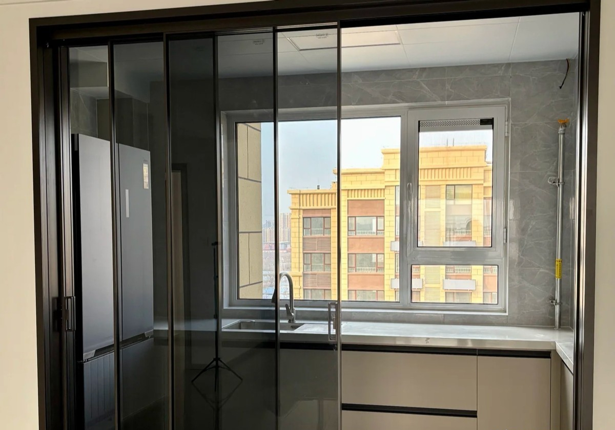 Ngày càng nhiều gia đình bỏ cửa trượt nhà bếp: 3 phương án thay thế giúp không gian sáng hơn, rộng hơn và đỡ bí bách- Ảnh 2.