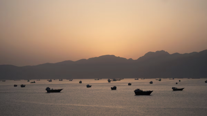 Mở chiến dịch sơ tán 11.000 thủy thủ mắc kẹt tại eo biển Hormuz- Ảnh 1.