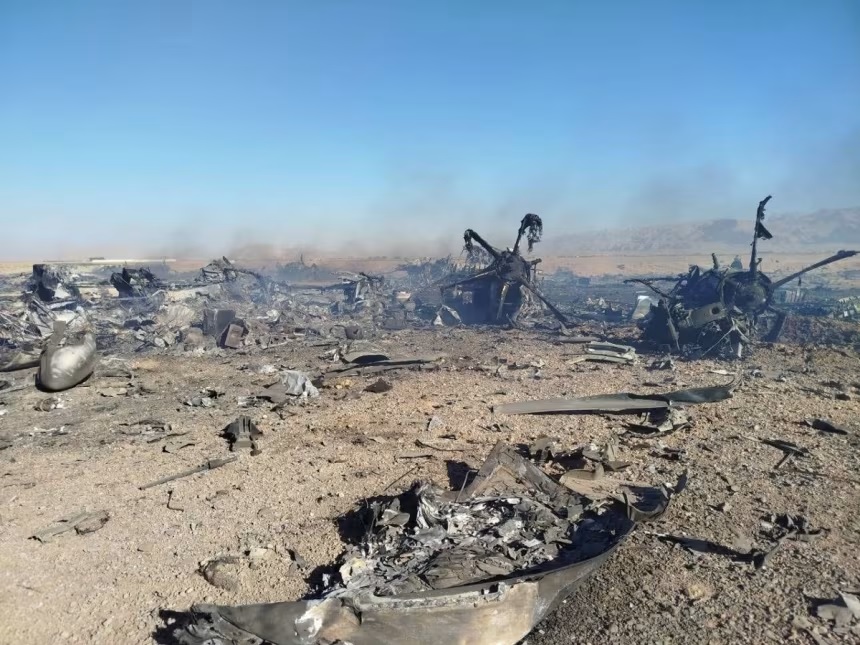 Lời kể kinh ngạc của phi công Mỹ về dàn drone “sứa biển” giăng bẫy trên bầu trời Iran - Ảnh 1.
