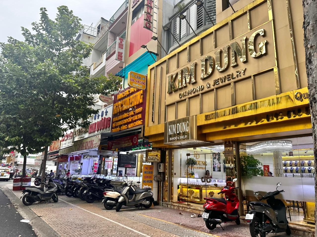 Từ “cơn sốt” đến “cơn lạnh”: Thị trường kim cương Việt Nam lao đao vì làn sóng bán tháo, nhiều cửa hàng "hấp hối"- Ảnh 3.