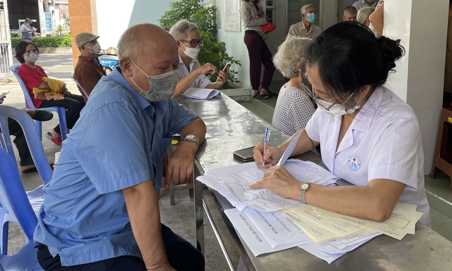 Người cao tuổi được khám sức khỏe định kỳ miễn phí ít nhất mỗi năm một lần- Ảnh 1.