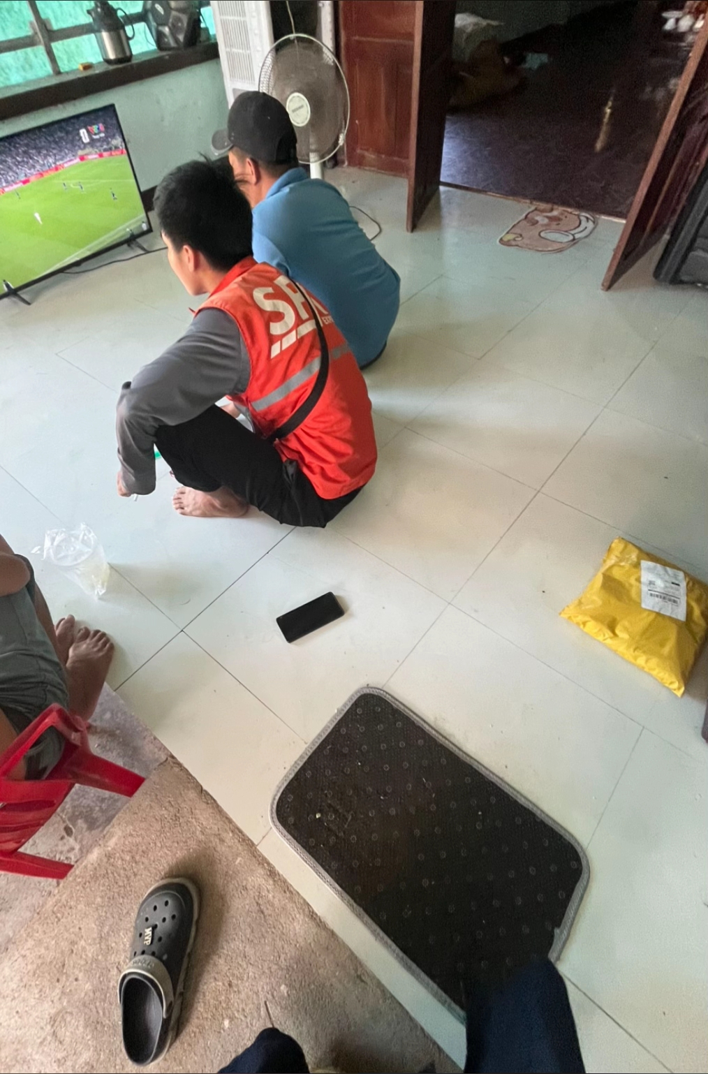 Shipper gọi ra nhận hàng nhưng lại “mất tích”, khách quay vào nhà thấy cảnh tượng tá hỏa- Ảnh 4.