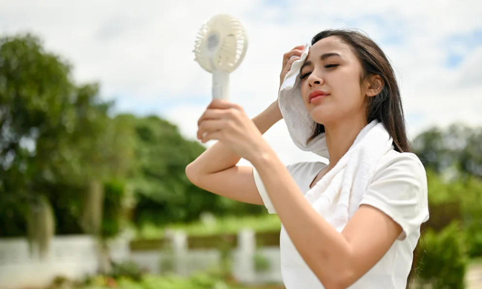 Lời khuyên cho những người hay sử dụng quạt cầm tay vào mùa hè- Ảnh 1.