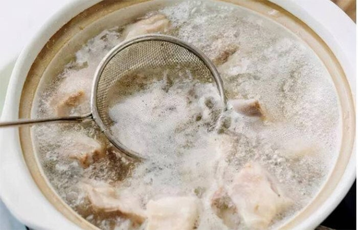 Bọt váng khi luộc thịt càng nhiều "càng độc"? Chuyên gia giải đáp - Ảnh 2.