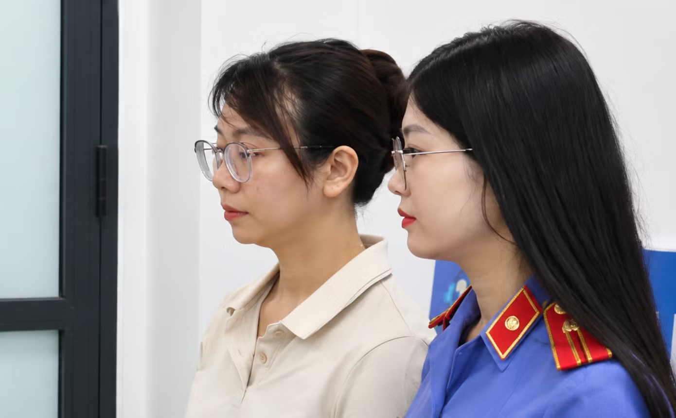 Thi hành lệnh bắt tạm giam nguyên kiểm sát viên Lê Thị Hồng Nhung - Ảnh 1.