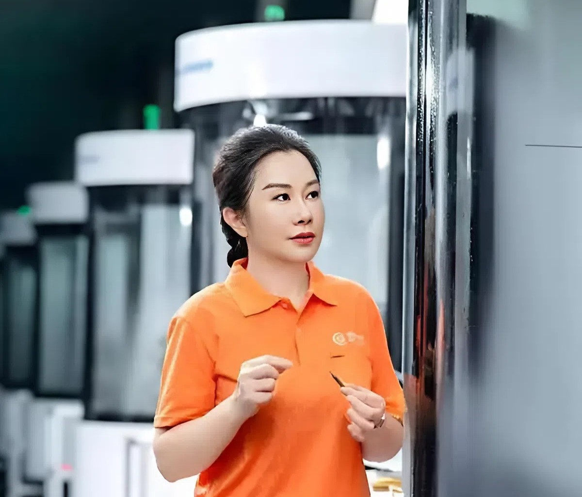 Phát hiện nữ công nhân bỏ học năm 16 tuổi, nay sở hữu hơn 320.000 tỷ đồng nhờ theo đuổi thứ nhỏ hơn sợi tóc trong ngành điện tử- Ảnh 1.
