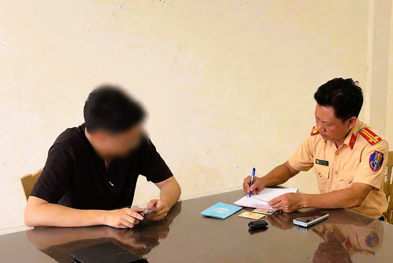 Dùng bằng dính che biển số, thanh niên đi xe VinFast nhận cái kết đắng - Ảnh 2.