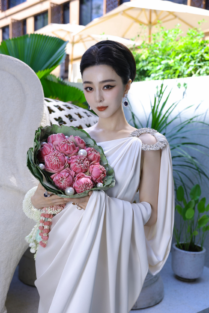 Phạm Băng Băng sang Thái Lan bán mặt nạ ở hội chợ, visual cam thường zoom đến đâu hết hồn đến đó - Ảnh 11.