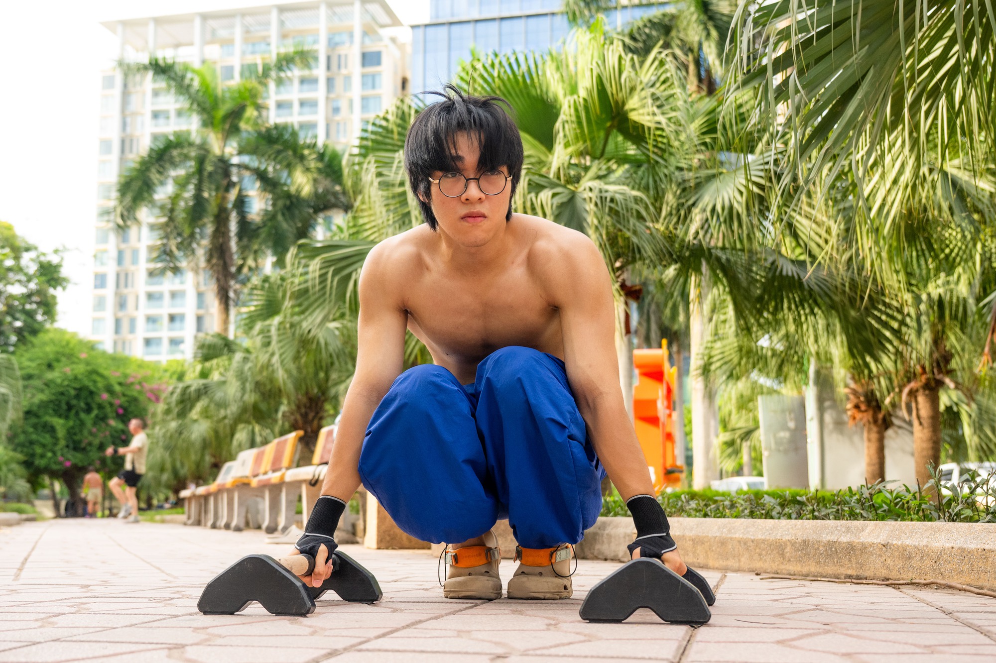 Cảnh tượng khó tin giữa "chảo lửa" Hà Nội: Thiền dưới nắng, chạy bộ trong nền nhiệt gần 40 độ C- Ảnh 12.