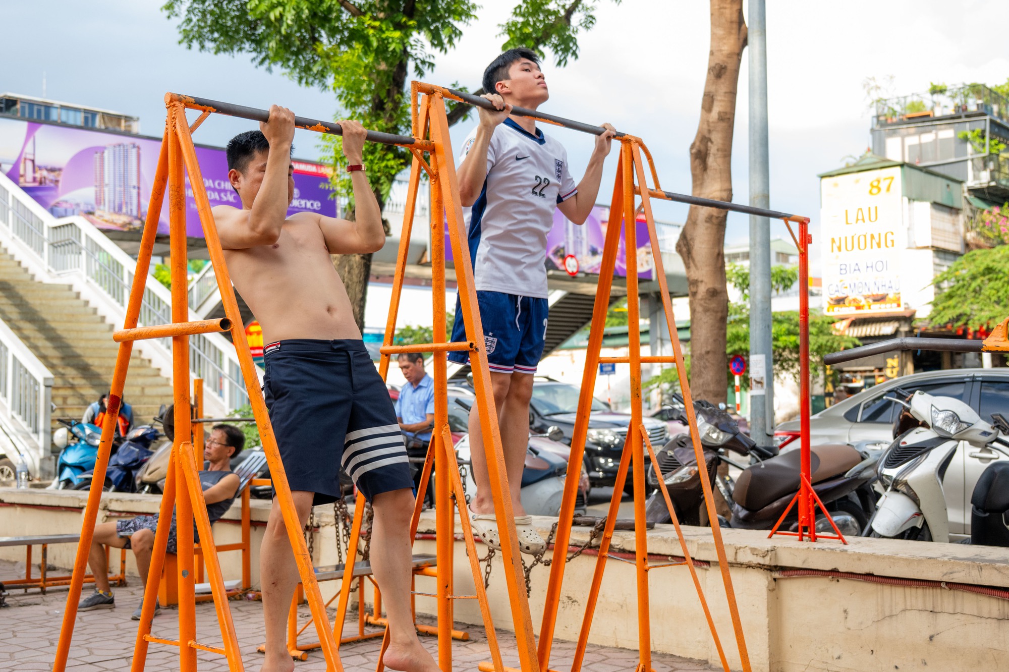Cảnh tượng khó tin giữa "chảo lửa" Hà Nội: Thiền dưới nắng, chạy bộ trong nền nhiệt gần 40 độ C- Ảnh 8.