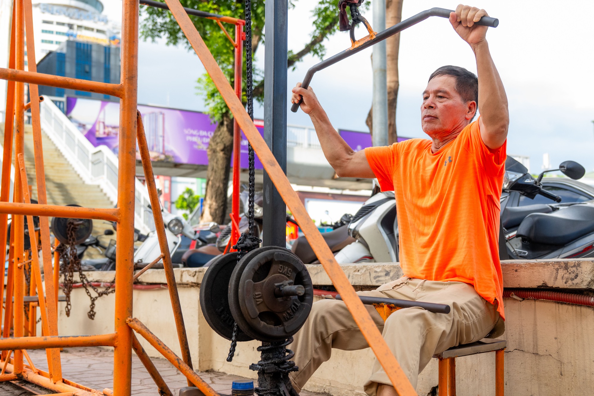 Cảnh tượng khó tin giữa "chảo lửa" Hà Nội: Thiền dưới nắng, chạy bộ trong nền nhiệt gần 40 độ C- Ảnh 9.
