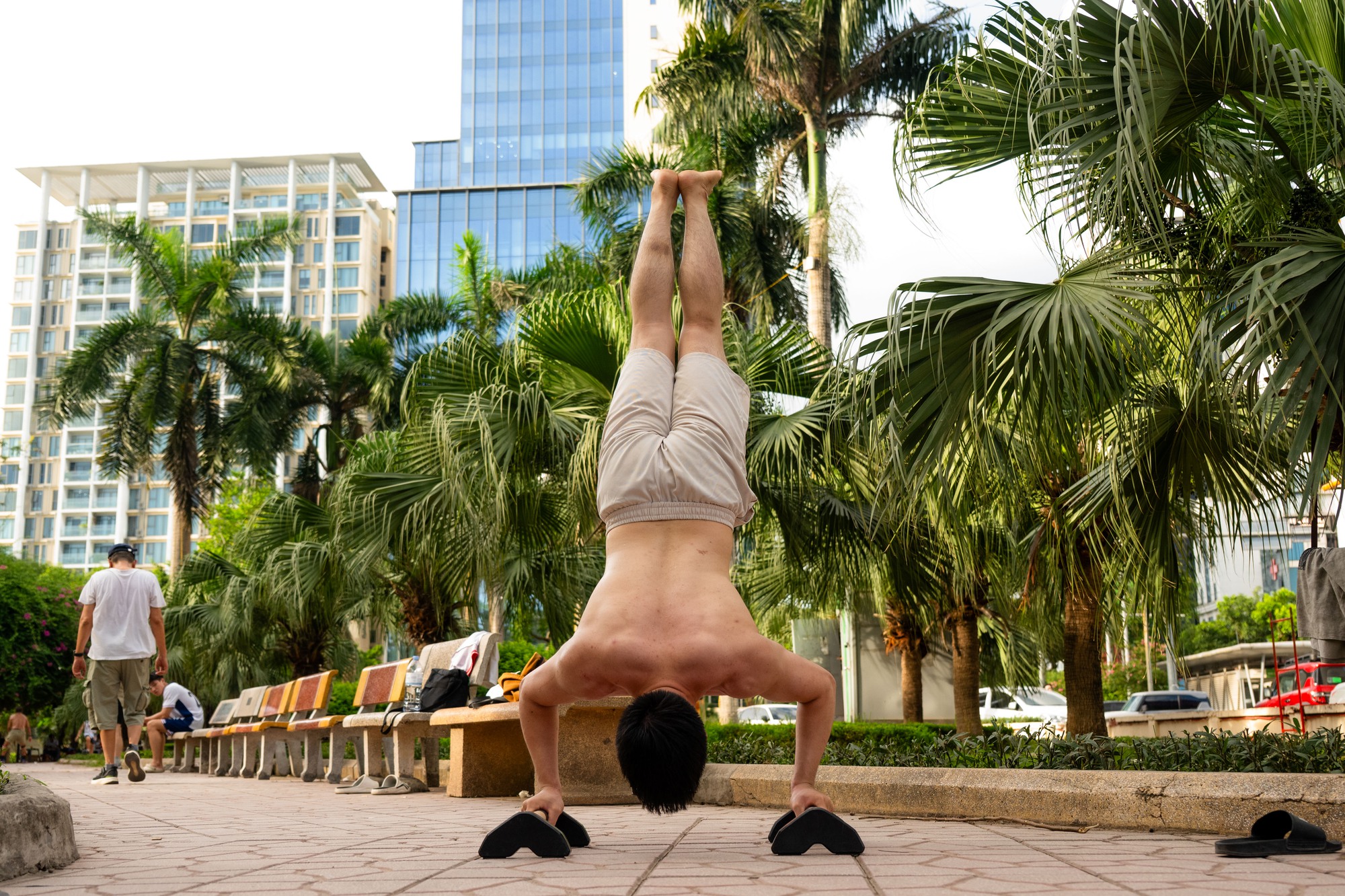 Cảnh tượng khó tin giữa "chảo lửa" Hà Nội: Thiền dưới nắng, chạy bộ trong nền nhiệt gần 40 độ C- Ảnh 13.