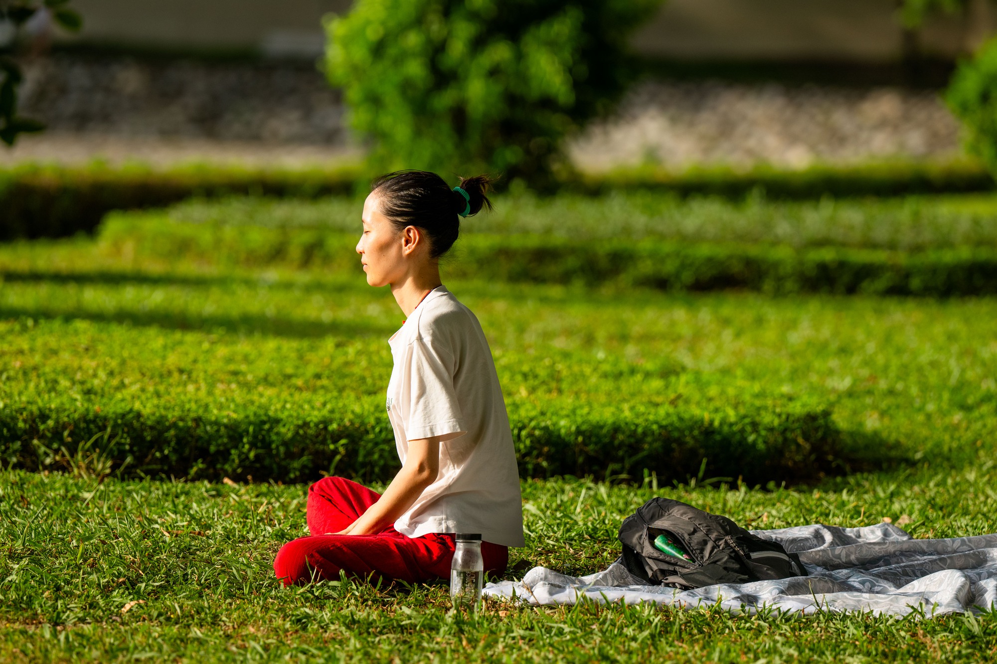 Cảnh tượng khó tin giữa "chảo lửa" Hà Nội: Thiền dưới nắng, chạy bộ trong nền nhiệt gần 40 độ C- Ảnh 1.