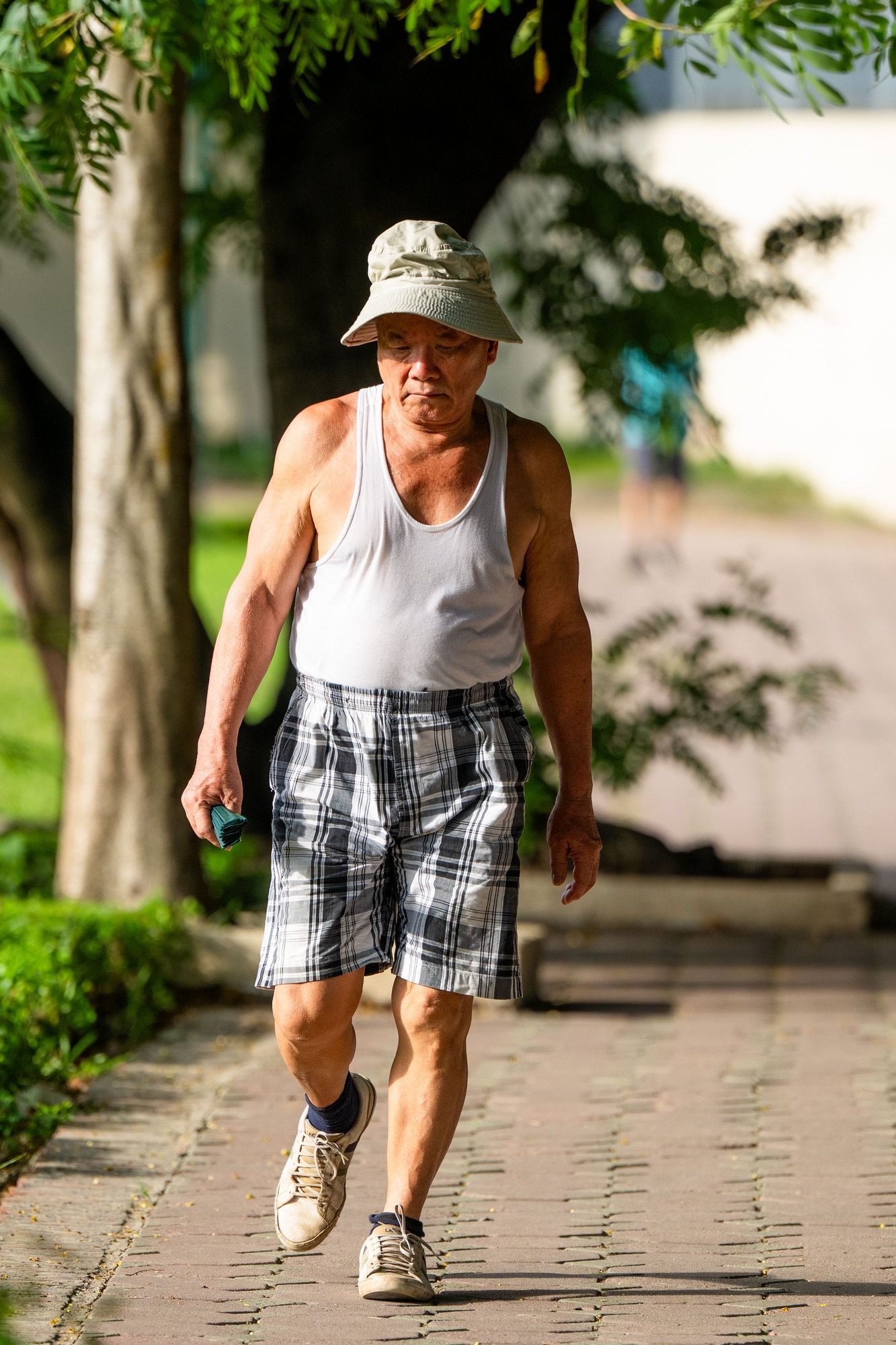 Cảnh tượng khó tin giữa "chảo lửa" Hà Nội: Thiền dưới nắng, chạy bộ trong nền nhiệt gần 40 độ C- Ảnh 2.