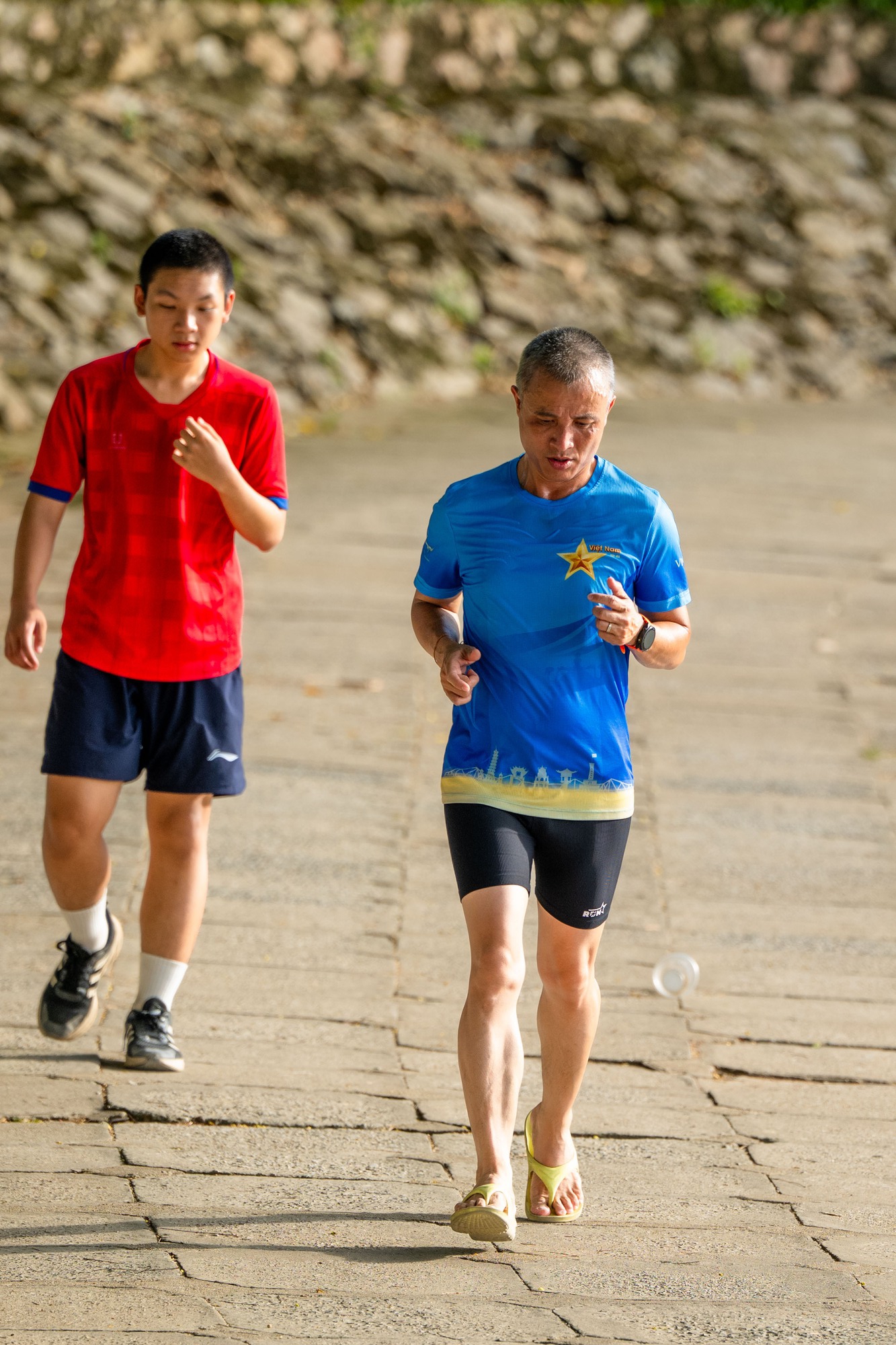 Cảnh tượng khó tin giữa "chảo lửa" Hà Nội: Thiền dưới nắng, chạy bộ trong nền nhiệt gần 40 độ C- Ảnh 3.