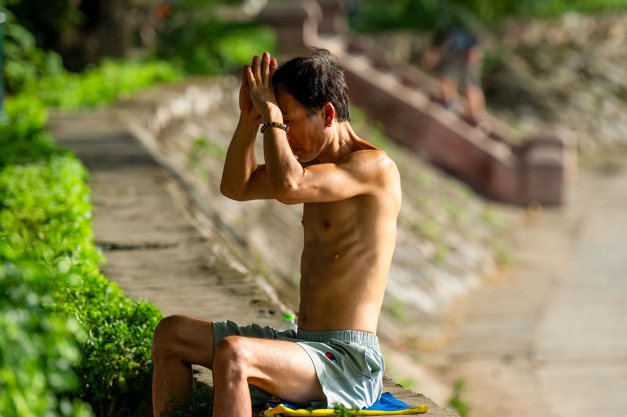 Cảnh tượng khó tin giữa "chảo lửa" Hà Nội: Thiền dưới nắng, chạy bộ trong nền nhiệt gần 40 độ C- Ảnh 5.
