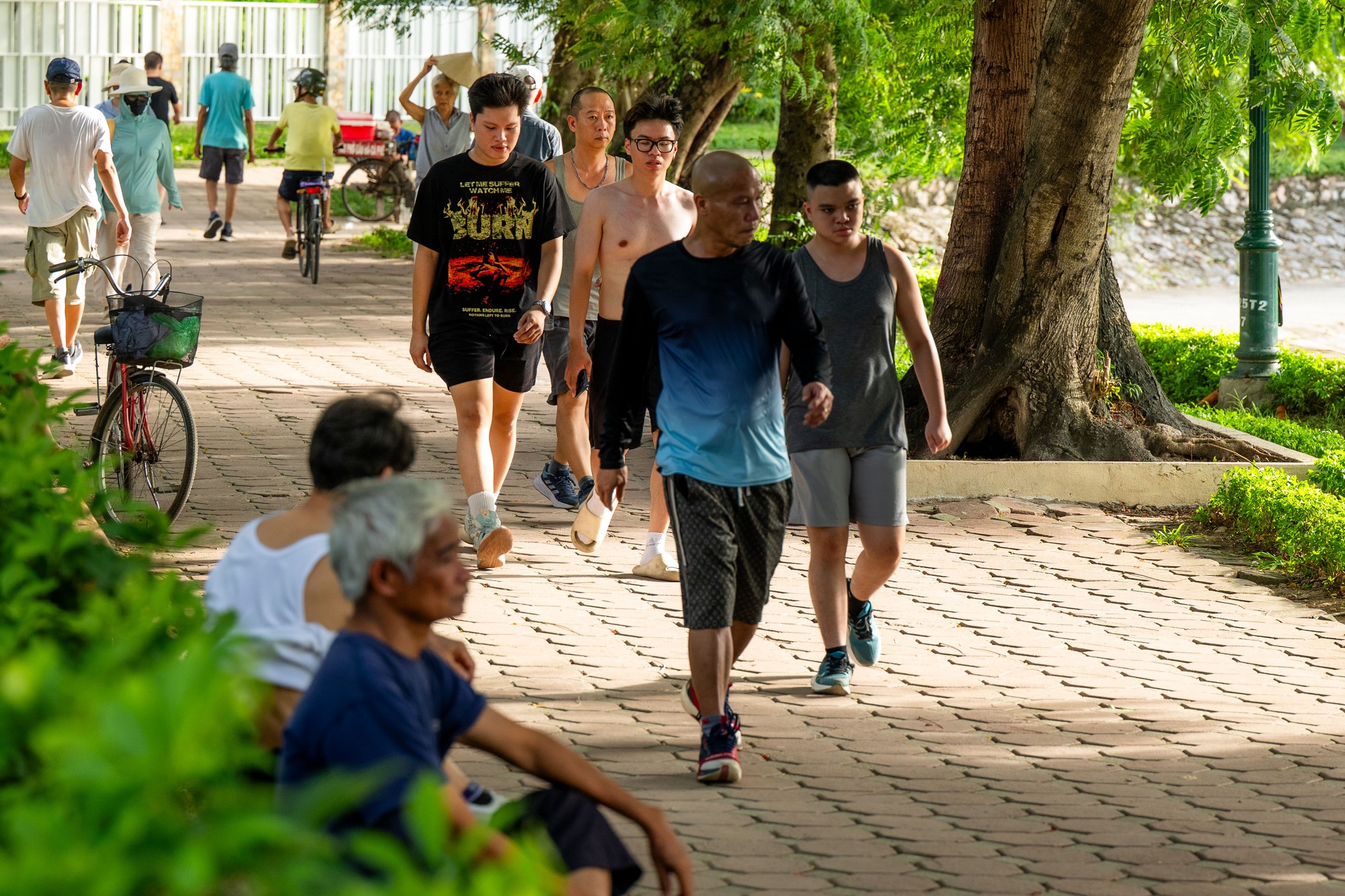 Cảnh tượng khó tin giữa "chảo lửa" Hà Nội: Thiền dưới nắng, chạy bộ trong nền nhiệt gần 40 độ C- Ảnh 6.