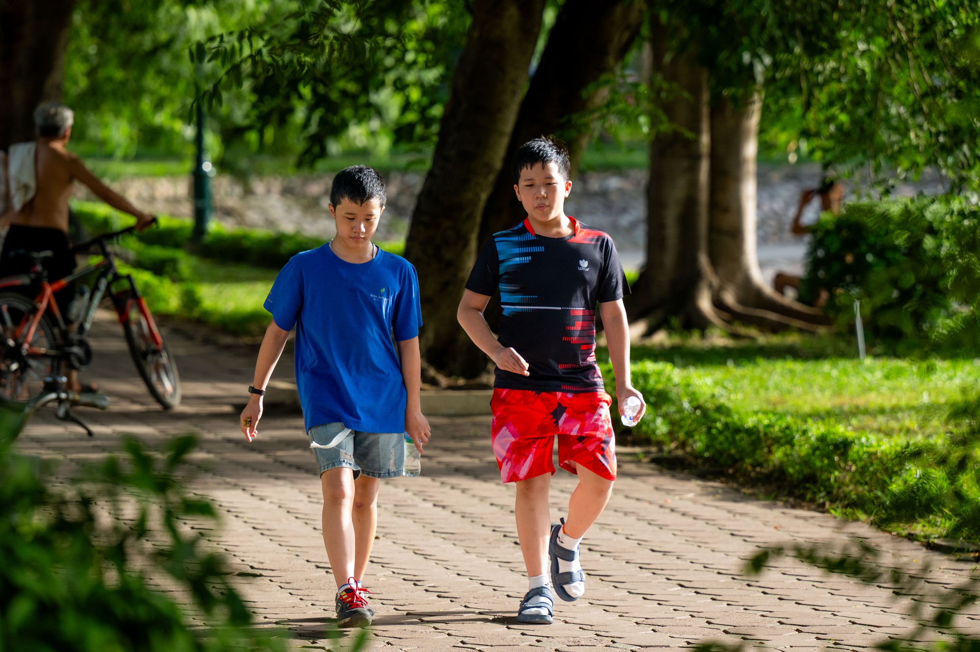 Cảnh tượng khó tin giữa "chảo lửa" Hà Nội: Thiền dưới nắng, chạy bộ trong nền nhiệt gần 40 độ C- Ảnh 7.