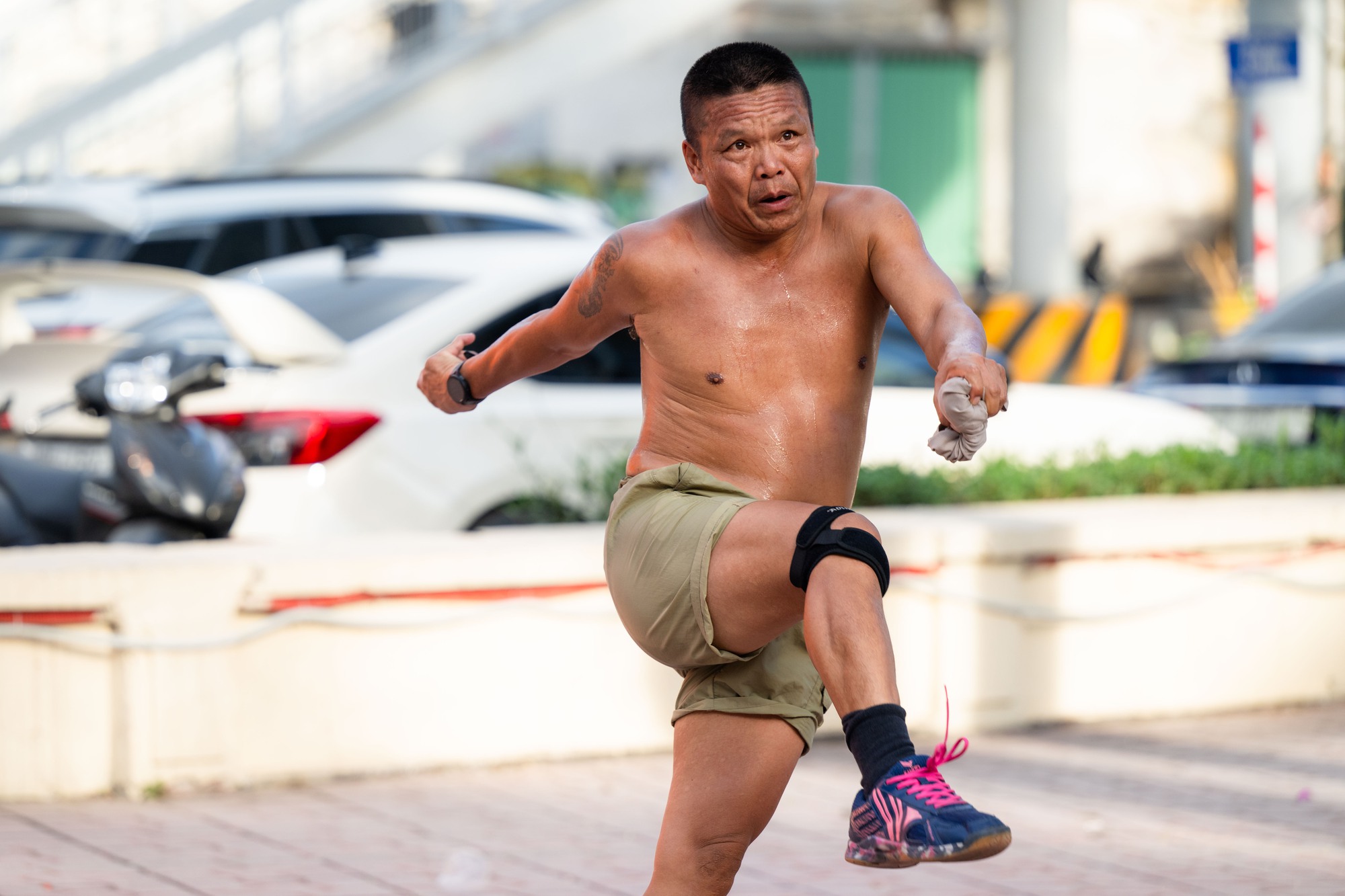 Cảnh tượng khó tin giữa "chảo lửa" Hà Nội: Thiền dưới nắng, chạy bộ trong nền nhiệt gần 40 độ C- Ảnh 14.