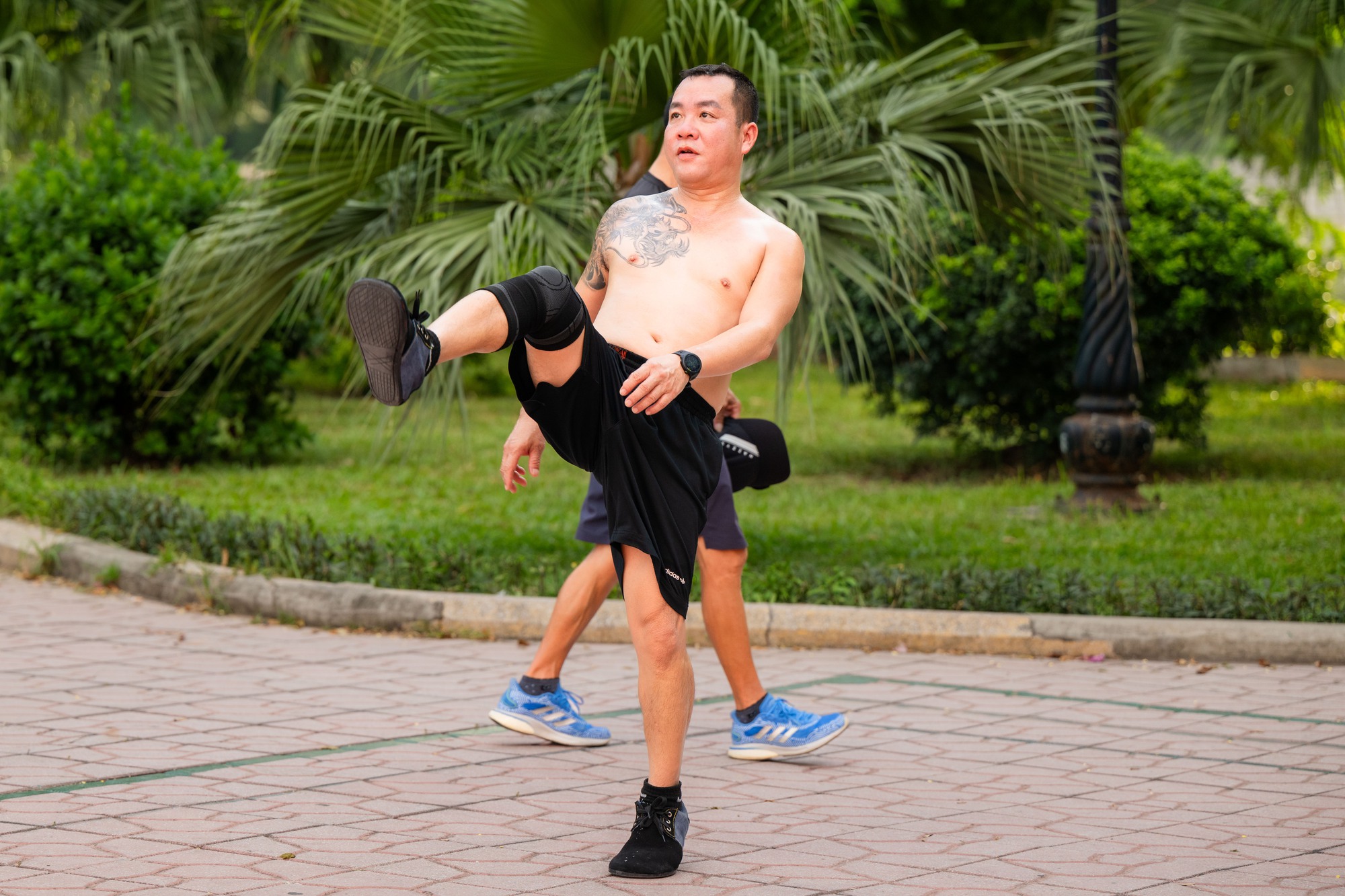 Cảnh tượng khó tin giữa "chảo lửa" Hà Nội: Thiền dưới nắng, chạy bộ trong nền nhiệt gần 40 độ C- Ảnh 11.