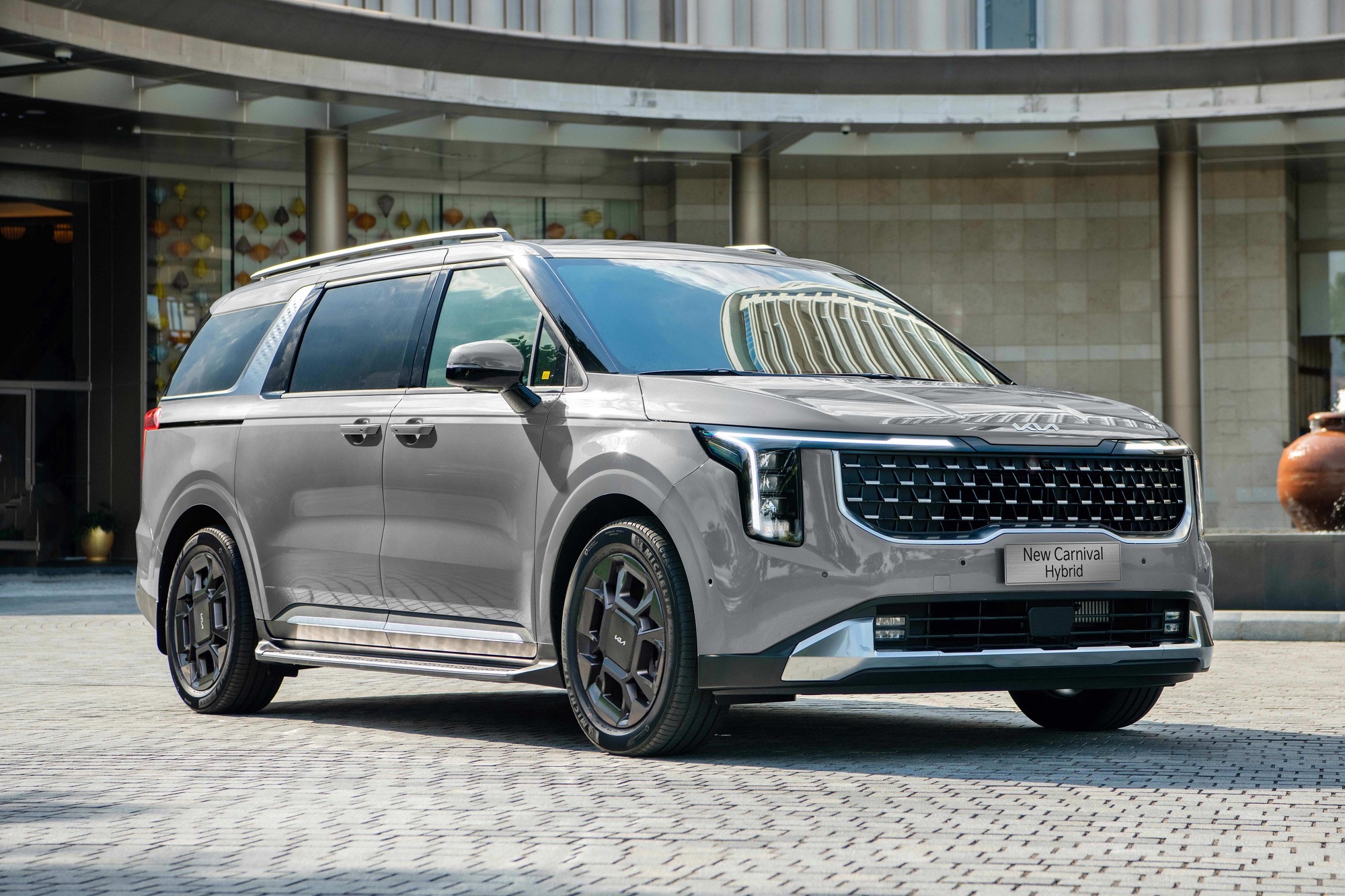 Kia Carnival thêm bản hybrid ‘giá rẻ’ tại Việt Nam: Thực tế còn 1,379 tỷ đồng, 8 chỗ ngồi, hợp dịch vụ với mức tiêu thụ xăng chỉ 4,8L/100km - Ảnh 3.