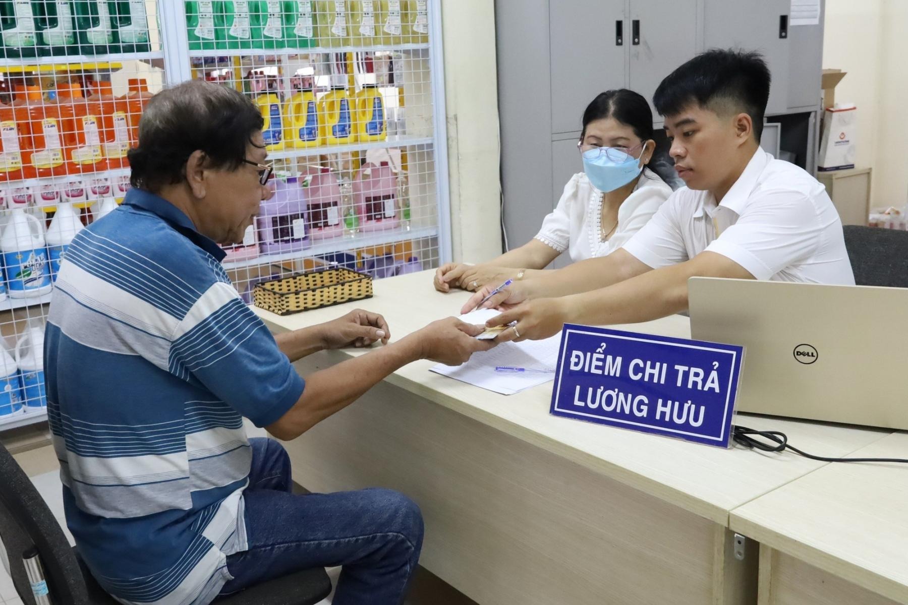 Bộ Nội vụ đề xuất "thoát ly" mức tham chiếu bảo hiểm xã hội khỏi lương cơ sở - Ảnh 1.