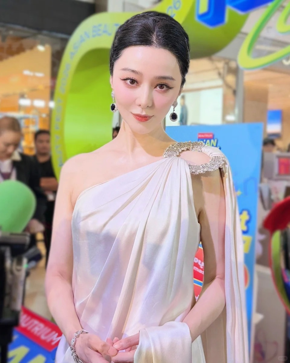 Phạm Băng Băng sang Thái Lan bán mặt nạ ở hội chợ, visual cam thường zoom đến đâu hết hồn đến đó - Ảnh 8.