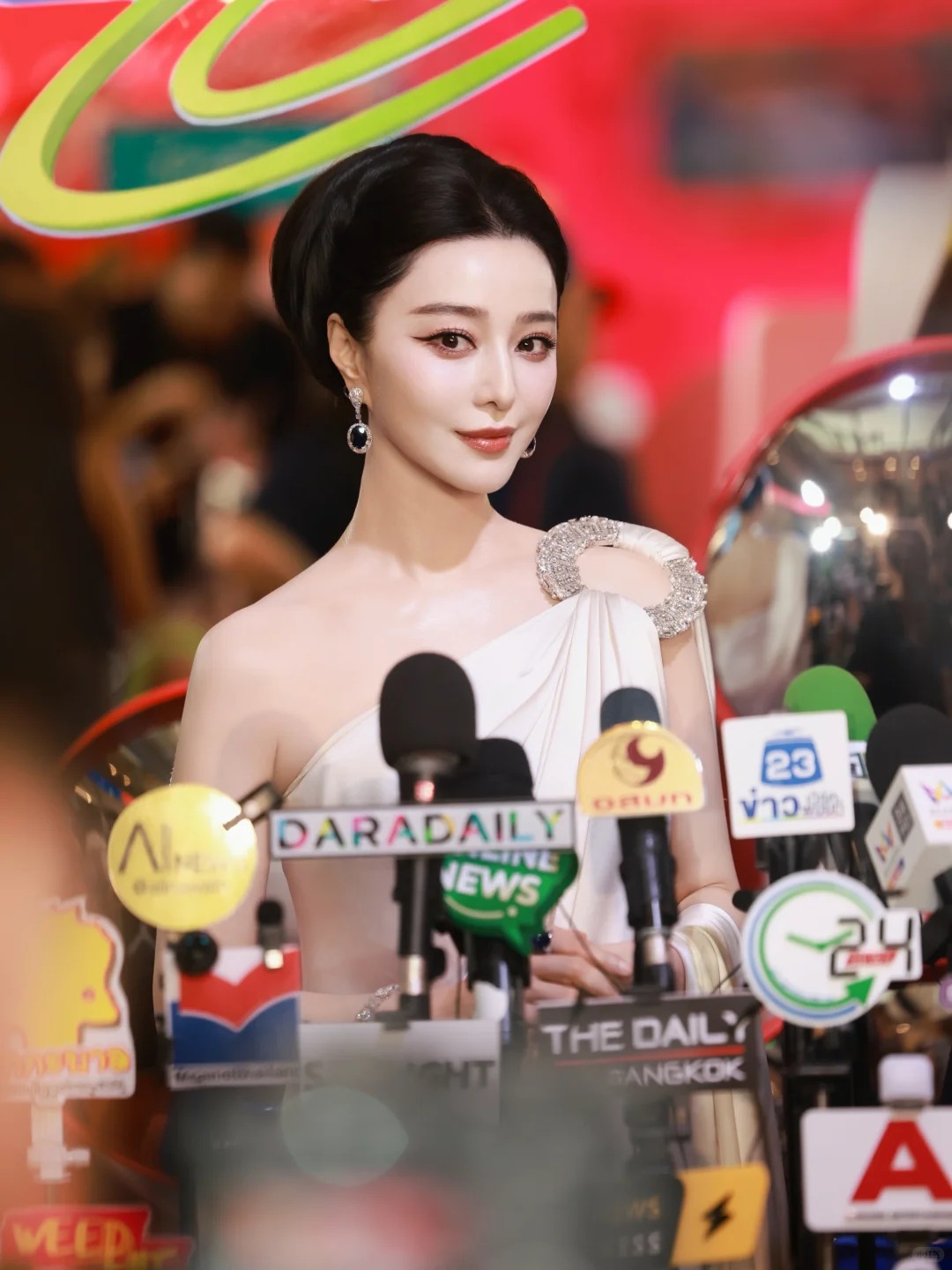 Phạm Băng Băng sang Thái Lan bán mặt nạ ở hội chợ, visual cam thường zoom đến đâu hết hồn đến đó - Ảnh 5.