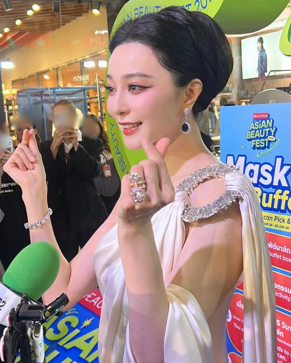 Phạm Băng Băng sang Thái Lan bán mặt nạ ở hội chợ, visual cam thường zoom đến đâu hết hồn đến đó - Ảnh 9.