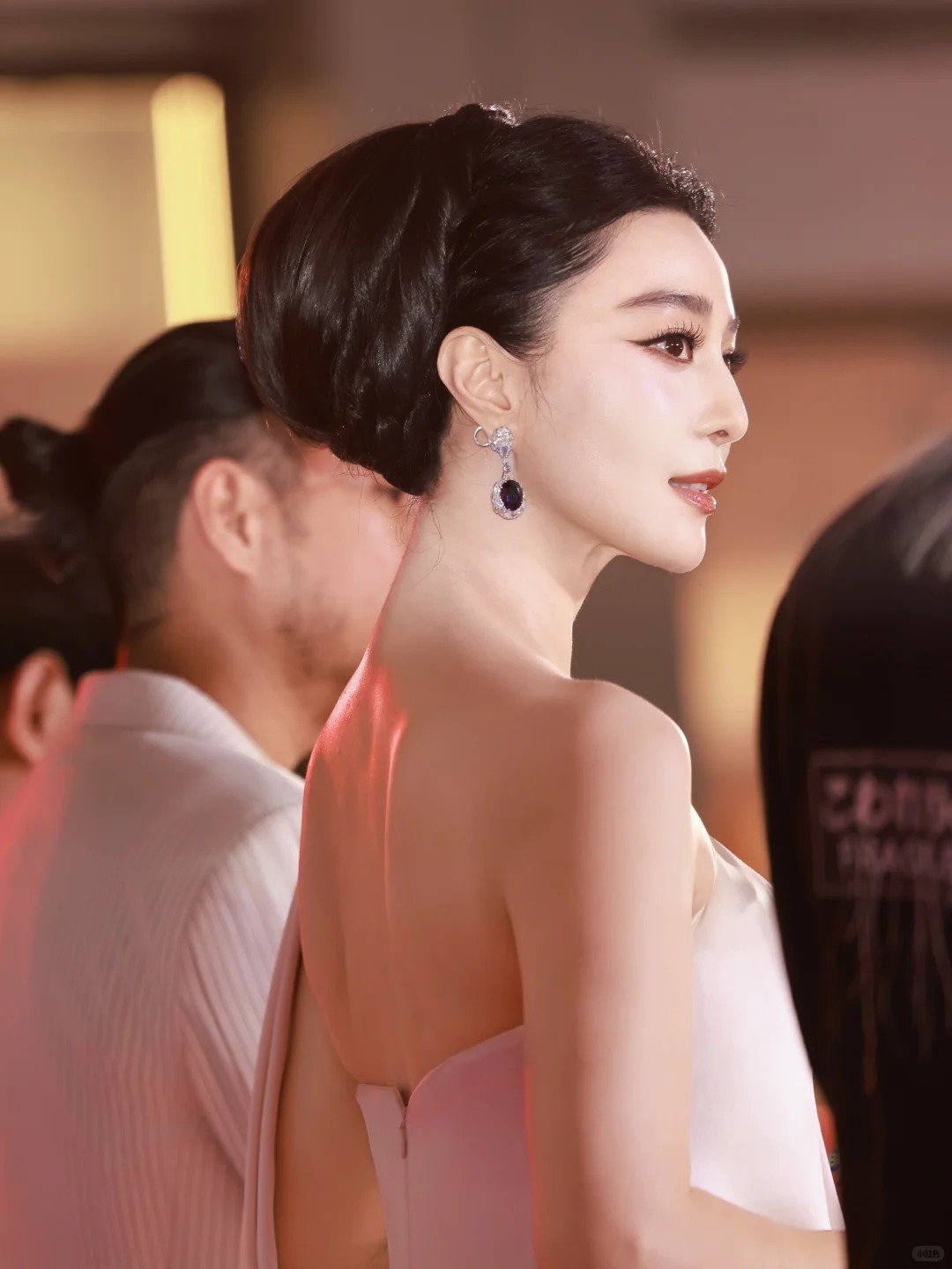 Phạm Băng Băng sang Thái Lan bán mặt nạ ở hội chợ, visual cam thường zoom đến đâu hết hồn đến đó - Ảnh 4.