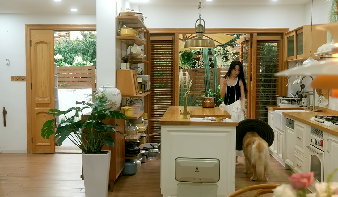 Bên trong biệt thự cổ 300m2 giữa rừng của nữ TikToker 3 triệu follower - Ảnh 15.