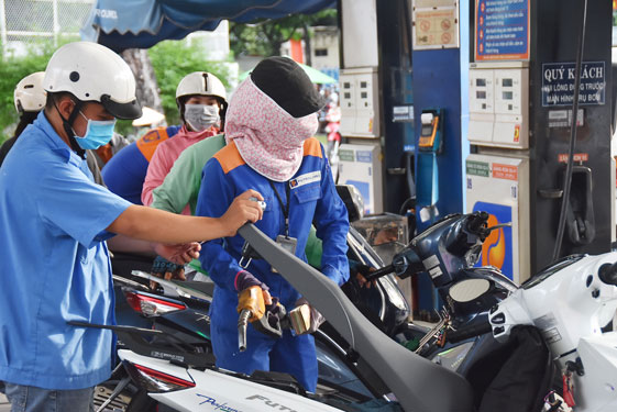Đề xuất tiếp tục giảm thuế xăng dầu đến hết tháng 9 - Ảnh 1.