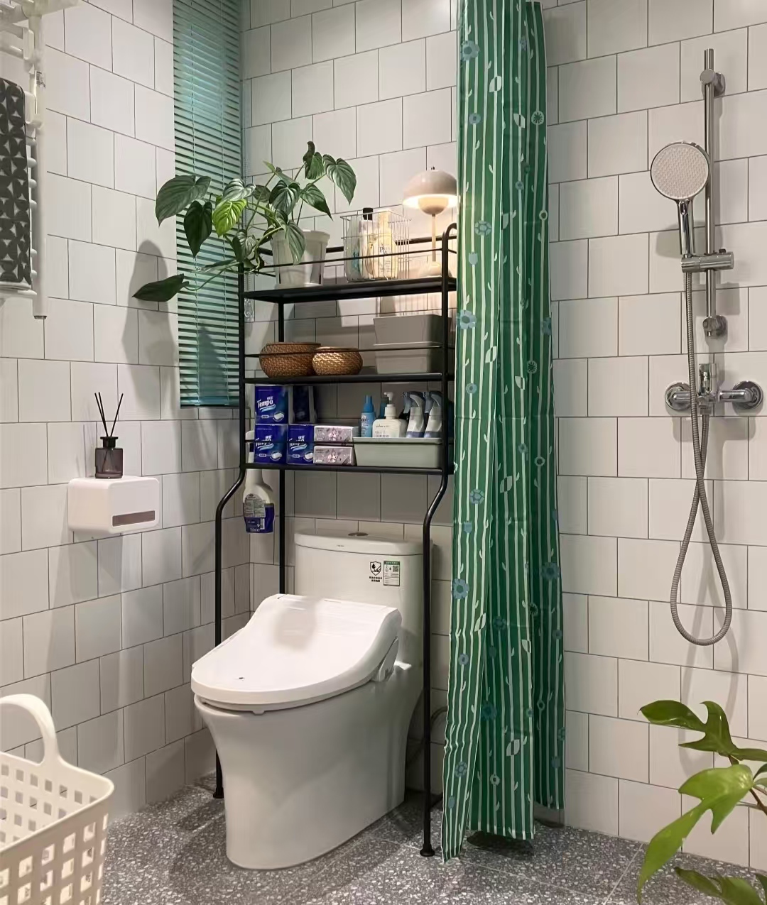 Tôi rất ngưỡng mộ cách người phụ nữ 53 tuổi này sắp xếp phòng tắm: Không gian nhỏ nhưng chứa được gấp đôi đồ đạc, lúc nào cũng sạch sẽ và gọn gàng- Ảnh 5.