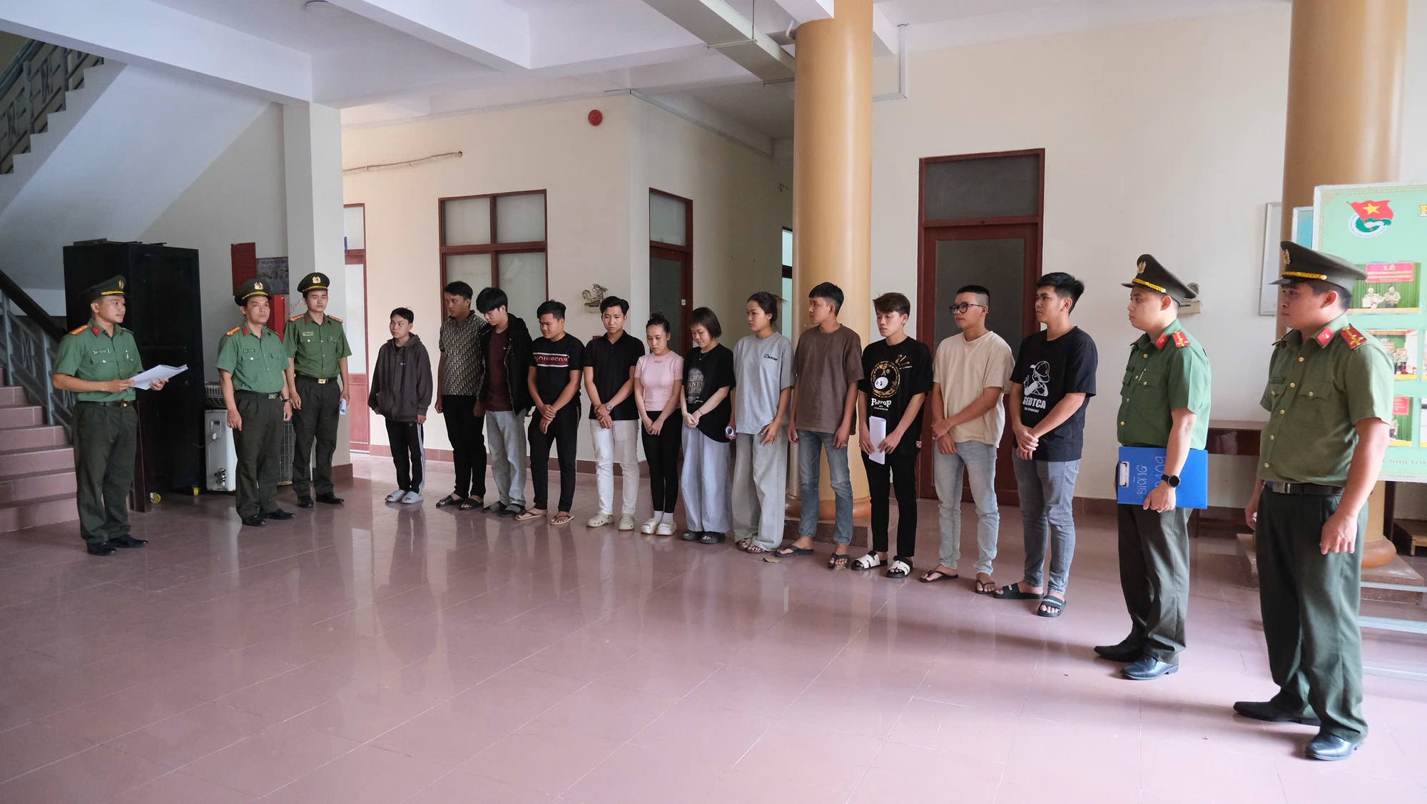 Công an điều tra 3.500 giao dịch từ 50 đến 150 nghìn đồng: Bắt cô gái SN 2004 cùng nhiều người khác - Ảnh 1.