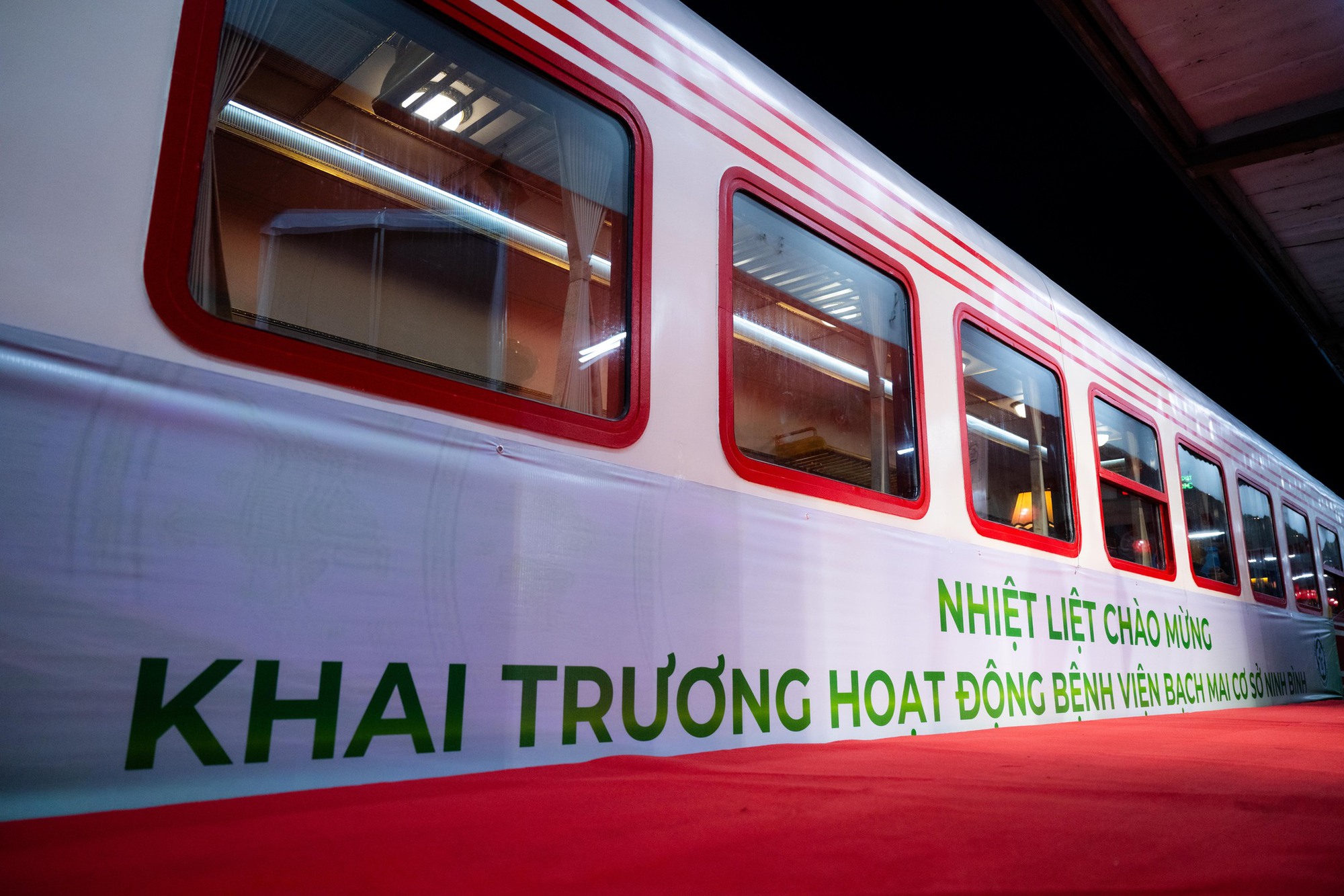 Điều đặc biệt sáng nay: Bên trong chuyến tàu đầu tiên đưa bác sĩ Bệnh viện Bạch Mai từ Hà Nội đến Ninh Bình làm việc - Ảnh 3.