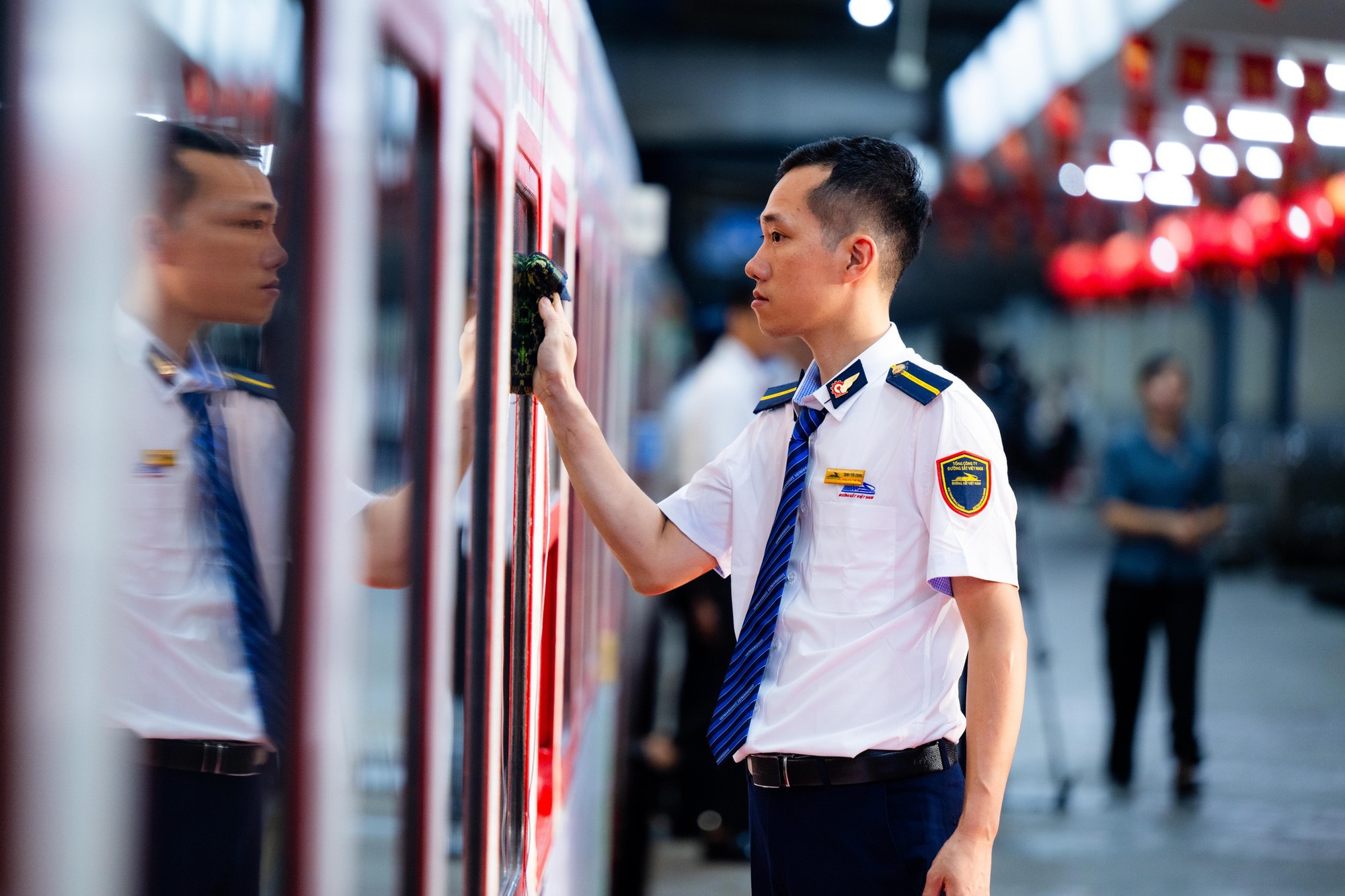 Điều đặc biệt sáng nay: Bên trong chuyến tàu đầu tiên đưa bác sĩ Bệnh viện Bạch Mai từ Hà Nội đến Ninh Bình làm việc - Ảnh 2.