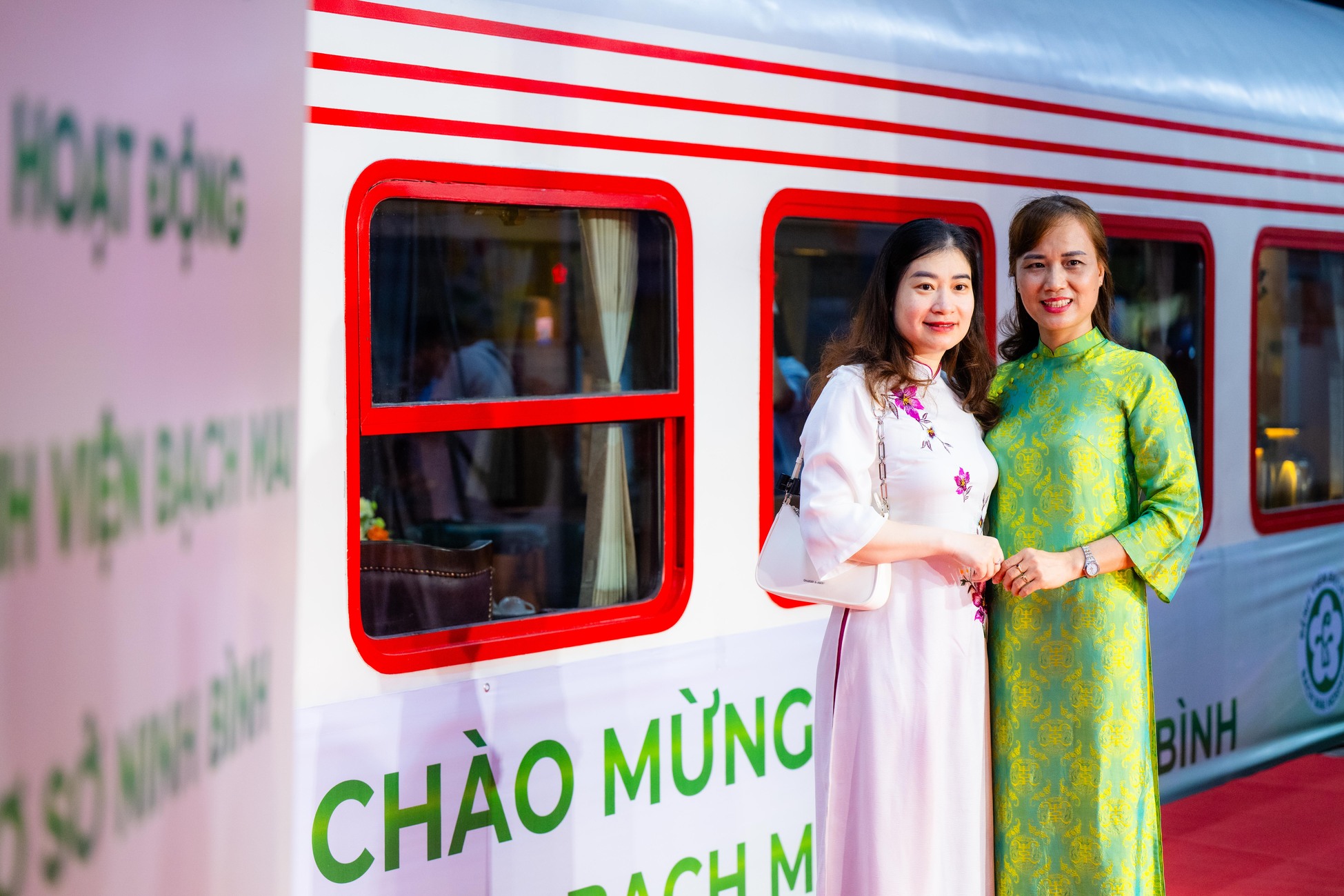 Điều đặc biệt sáng nay: Bên trong chuyến tàu đầu tiên đưa bác sĩ Bệnh viện Bạch Mai từ Hà Nội đến Ninh Bình làm việc - Ảnh 1.
