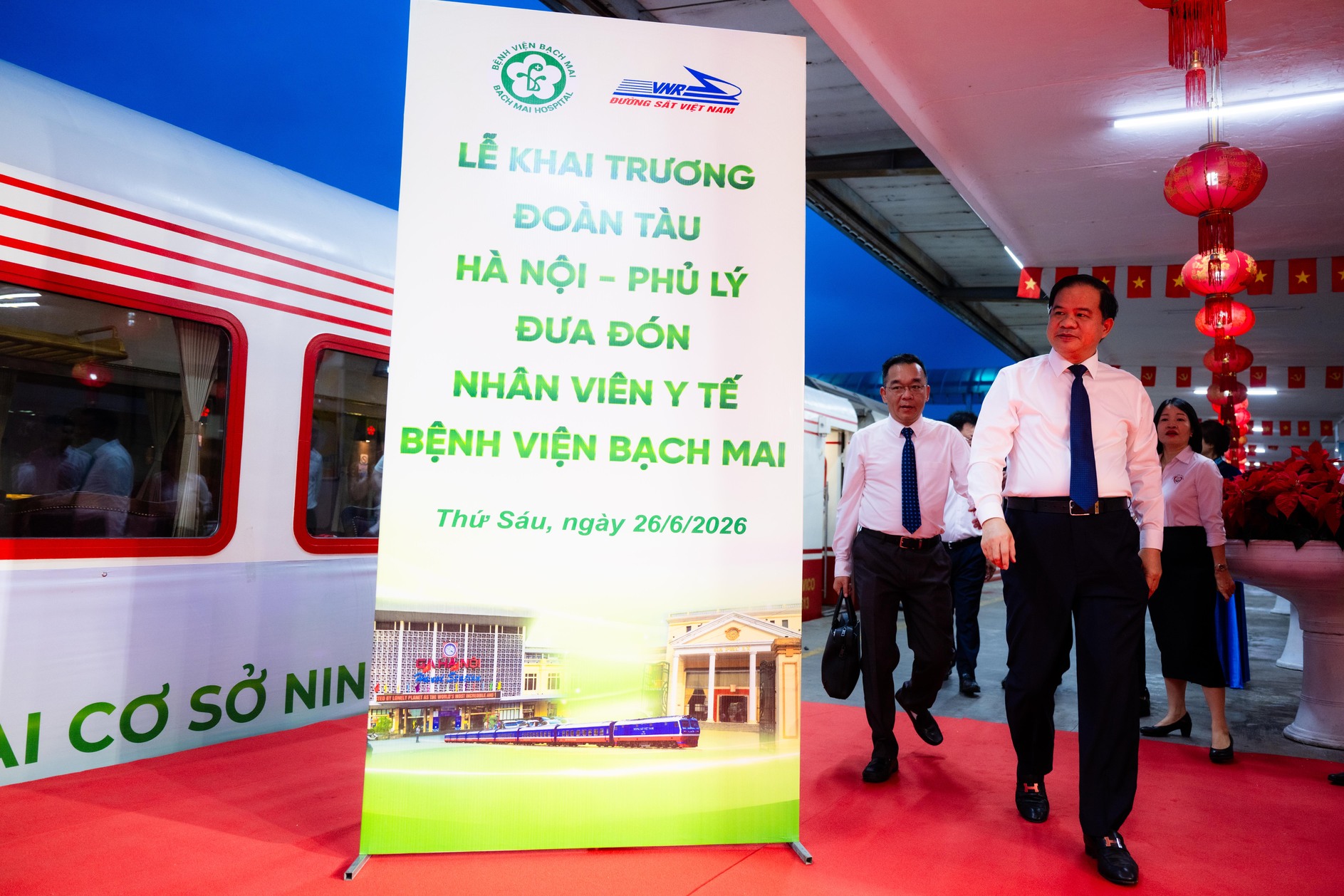 Điều đặc biệt diễn ra sáng nay: Chuyến tàu đầu tiên đưa bác sĩ từ Hà Nội đến Bệnh viện Bạch Mai cơ sở 2 làm việc - Ảnh 14.