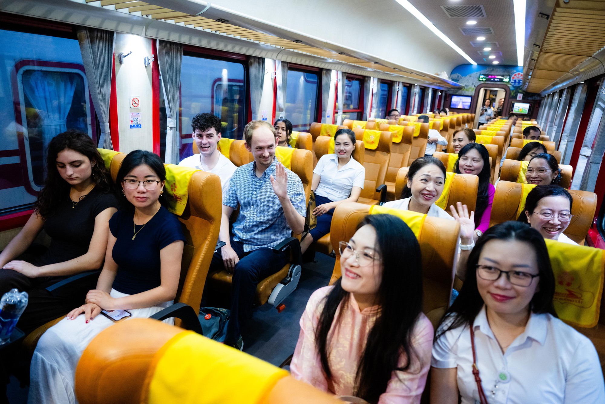 Điều đặc biệt sáng nay: Bên trong chuyến tàu đầu tiên đưa bác sĩ Bệnh viện Bạch Mai từ Hà Nội đến Ninh Bình làm việc - Ảnh 6.