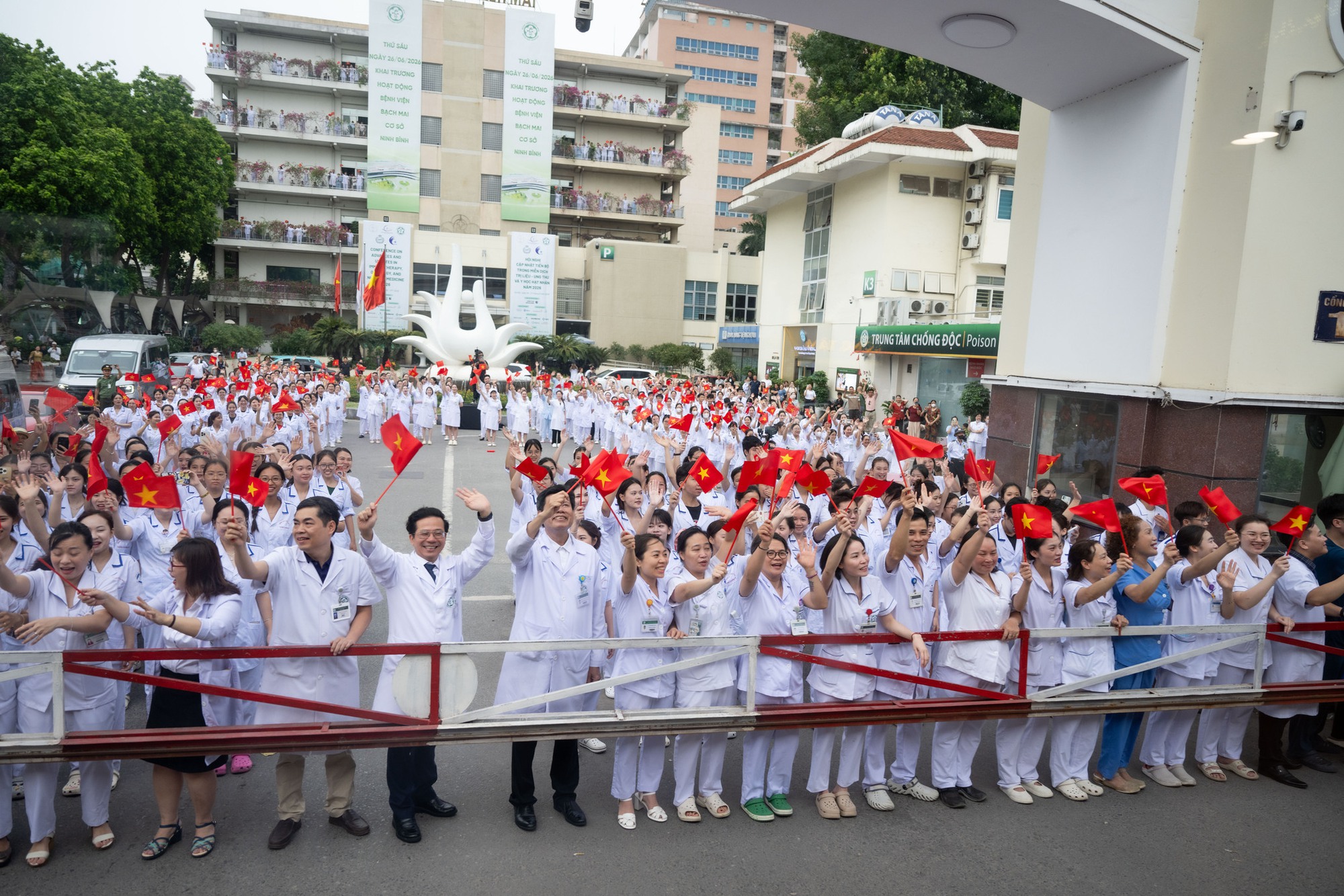 Điều đặc biệt diễn ra sáng nay: Chuyến tàu đầu tiên đưa bác sĩ từ Hà Nội đến Bệnh viện Bạch Mai cơ sở 2 làm việc - Ảnh 15.