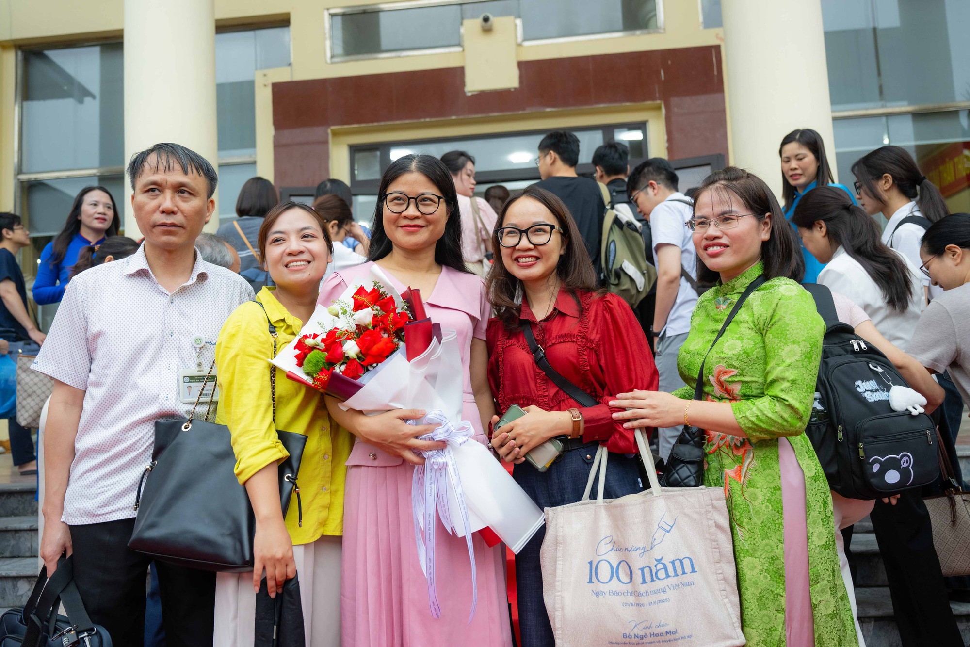 Điều đặc biệt diễn ra sáng nay: Chuyến tàu đầu tiên đưa bác sĩ từ Hà Nội đến Bệnh viện Bạch Mai cơ sở 2 làm việc - Ảnh 16.