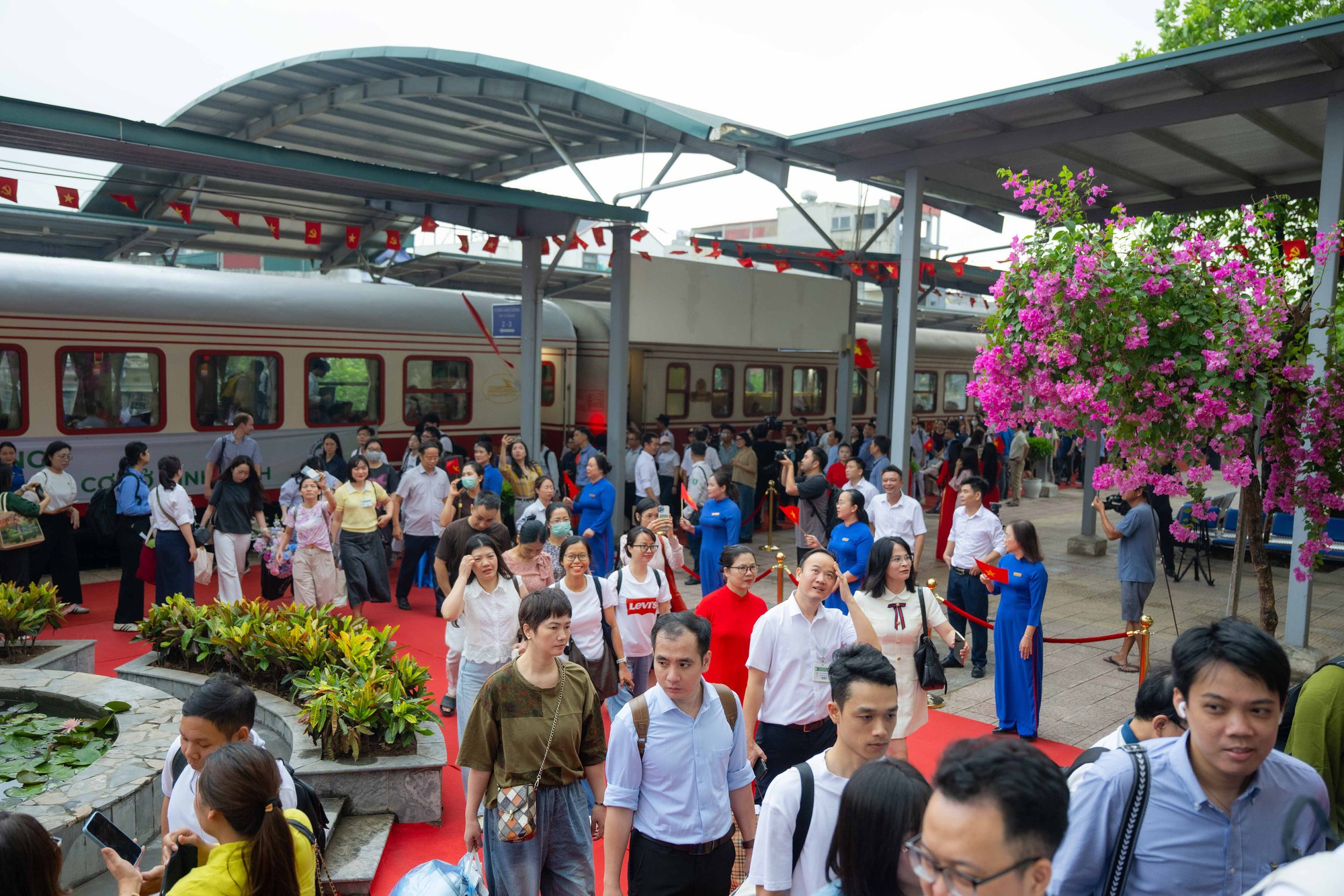 Điều đặc biệt diễn ra sáng nay: Chuyến tàu đầu tiên đưa bác sĩ từ Hà Nội đến Bệnh viện Bạch Mai cơ sở 2 làm việc - Ảnh 18.