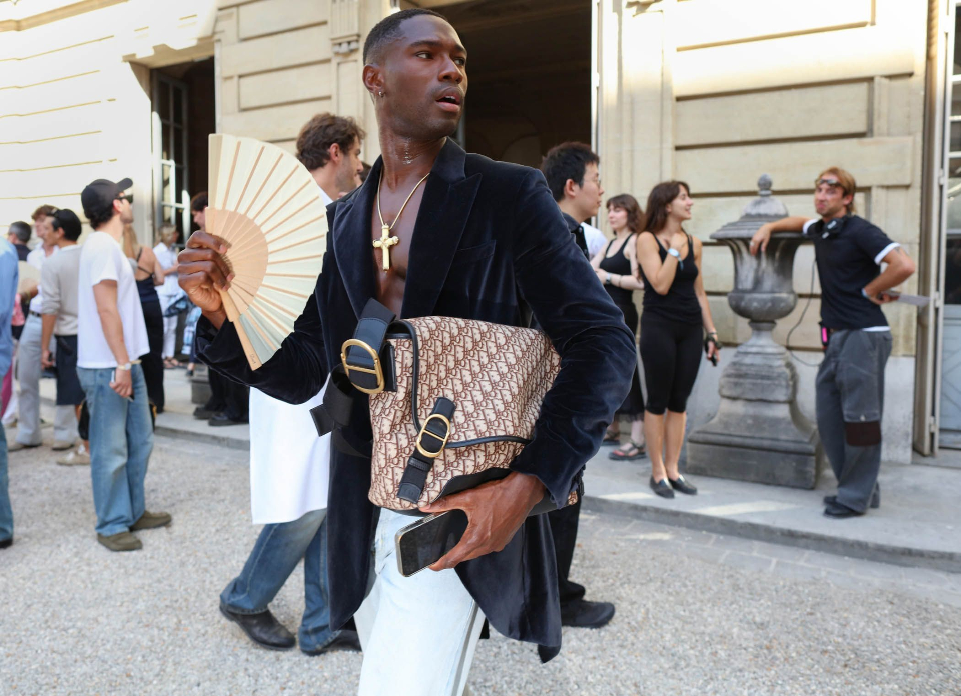 Louis Vuitton dính chỉ trích dữ dội vì xây bãi biển khổng lồ như trêu ngươi giữa lúc dân Pháp đang "chết nóng"- Ảnh 2.