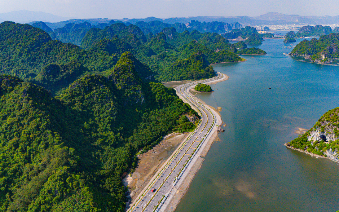 Sáng 7/7, sân bay Nội Bài ghi nhận một máy bay lạ hạ cánh - Ảnh 4.