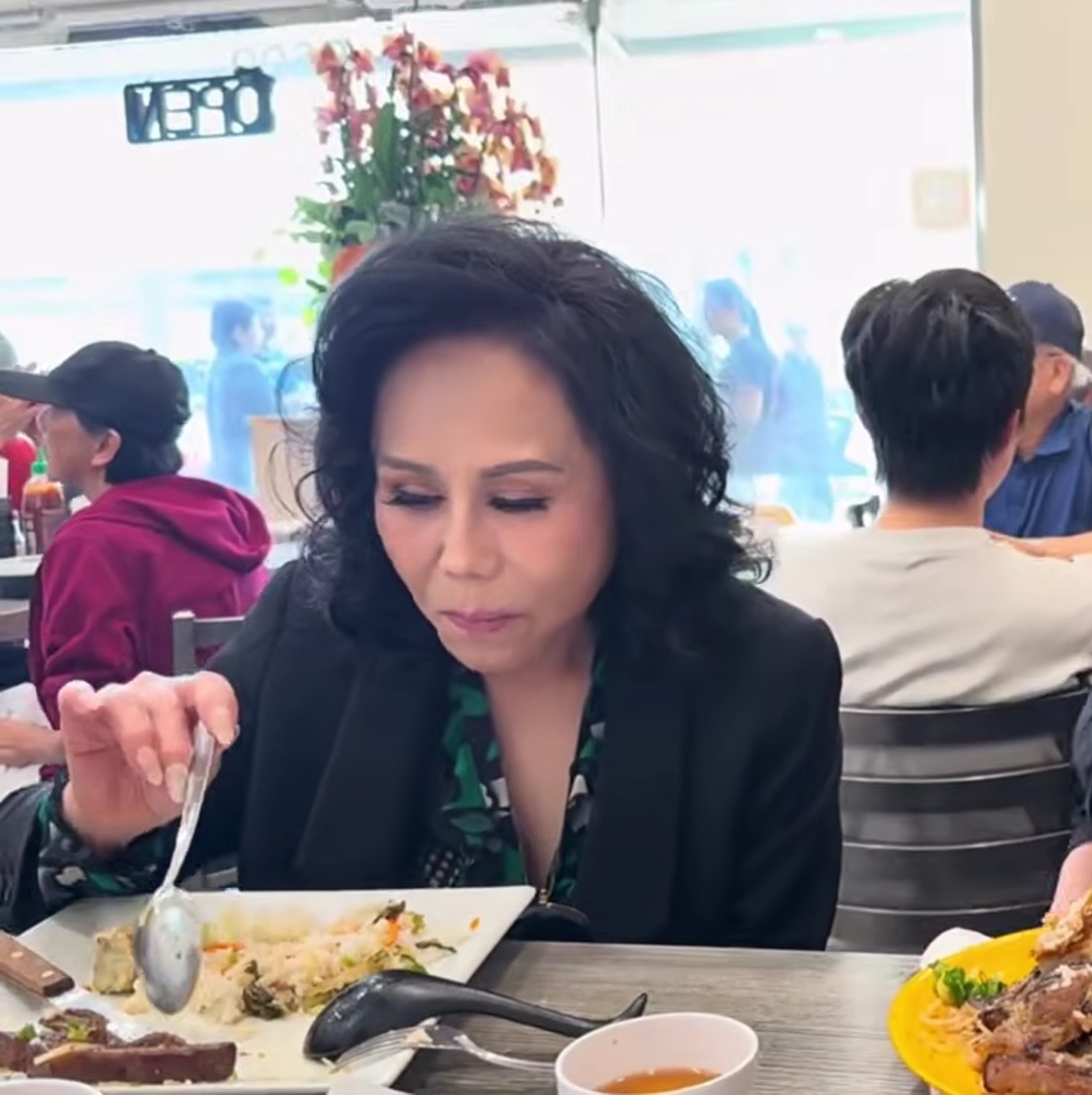 Thanh Tuyền ra sân bay cùng con dâu NSƯT, nhắc con trai 1 câu thấm thía - Ảnh 1.