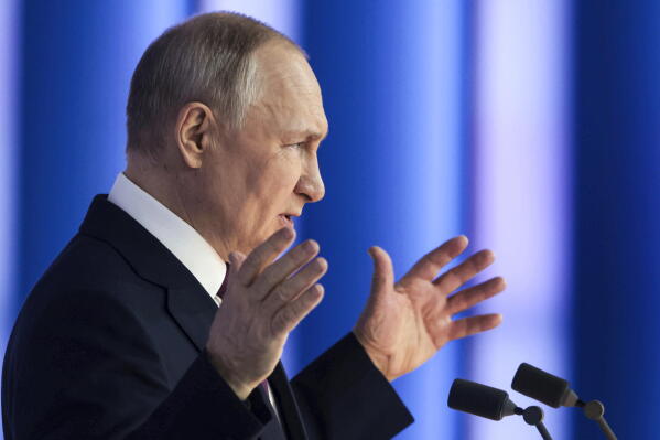 Nga đánh thẳng “trái tim” Ukraine, lệnh sơ tán khẩn được ban bố - Chỉ còn 14km trước giờ G, ông Putin tuyên bố nóng - Ảnh 3.